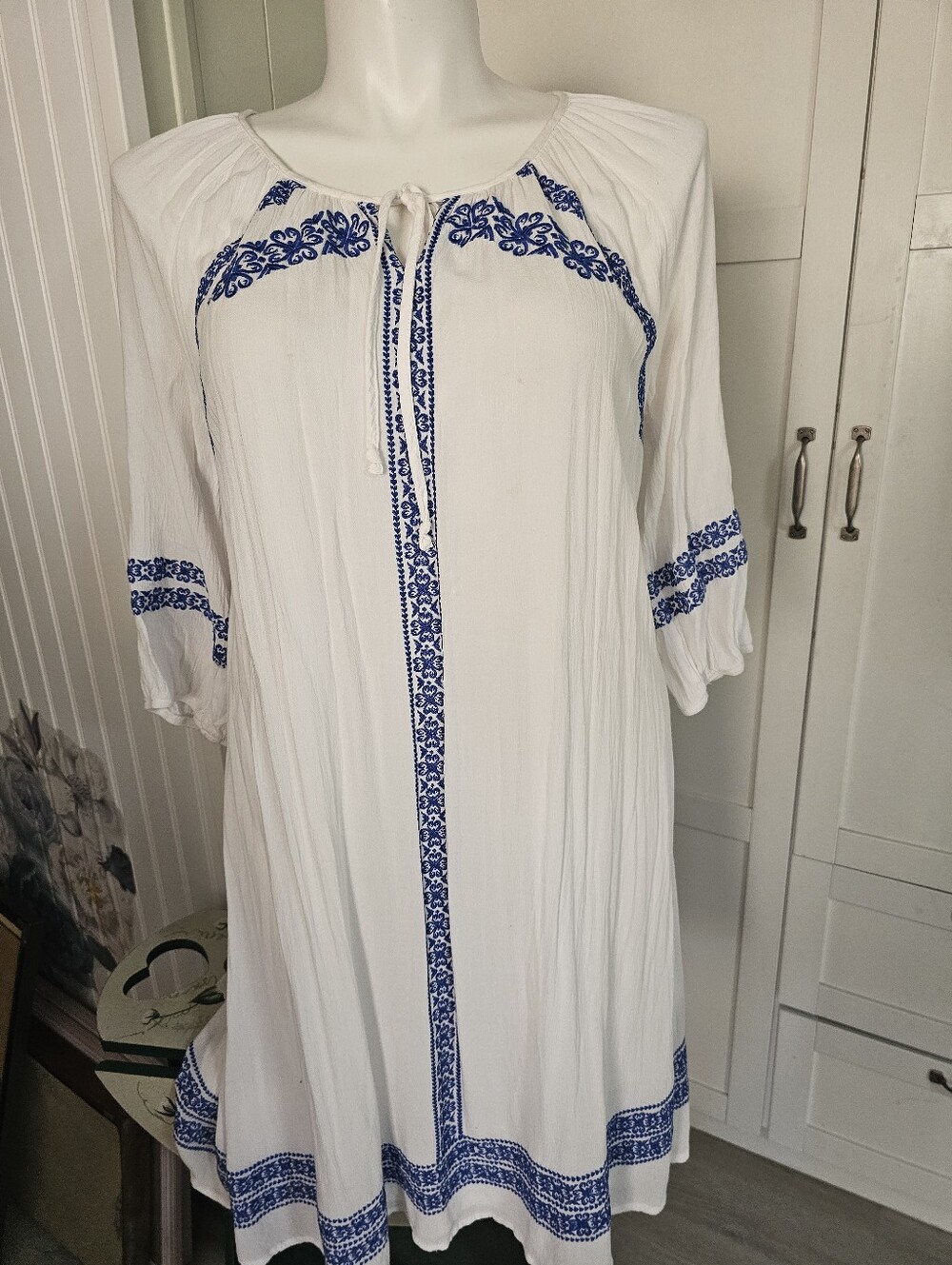 Gibson Latimer Boho Embroidered Dress Womens Large L White Blue Tunic Lined EUC